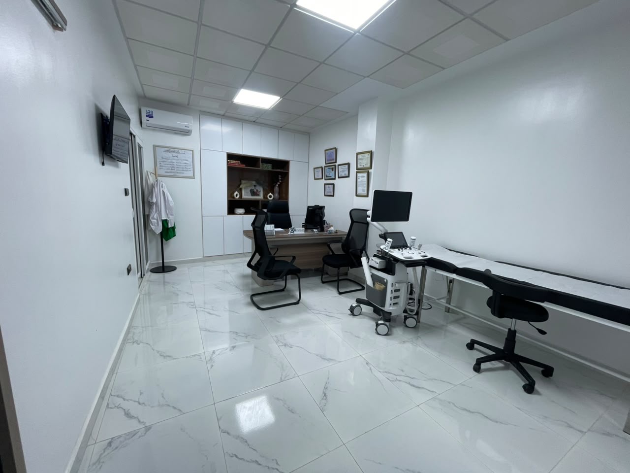 Salle de consultation avec échographe au cabinet d'endocrinologie à Oujda
